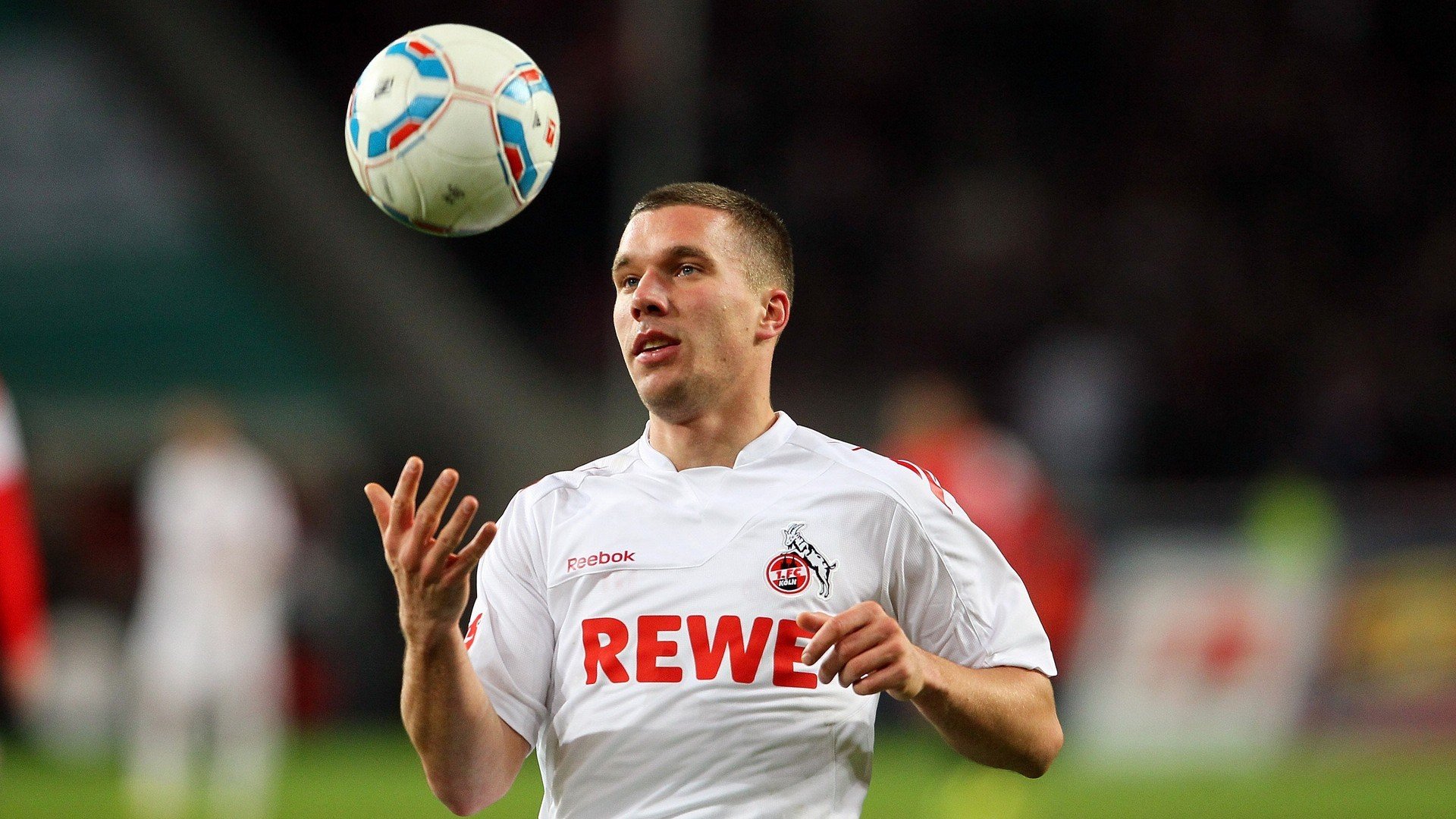 “飞盘争夺:三叉湖田径场上演极速空中对抗”