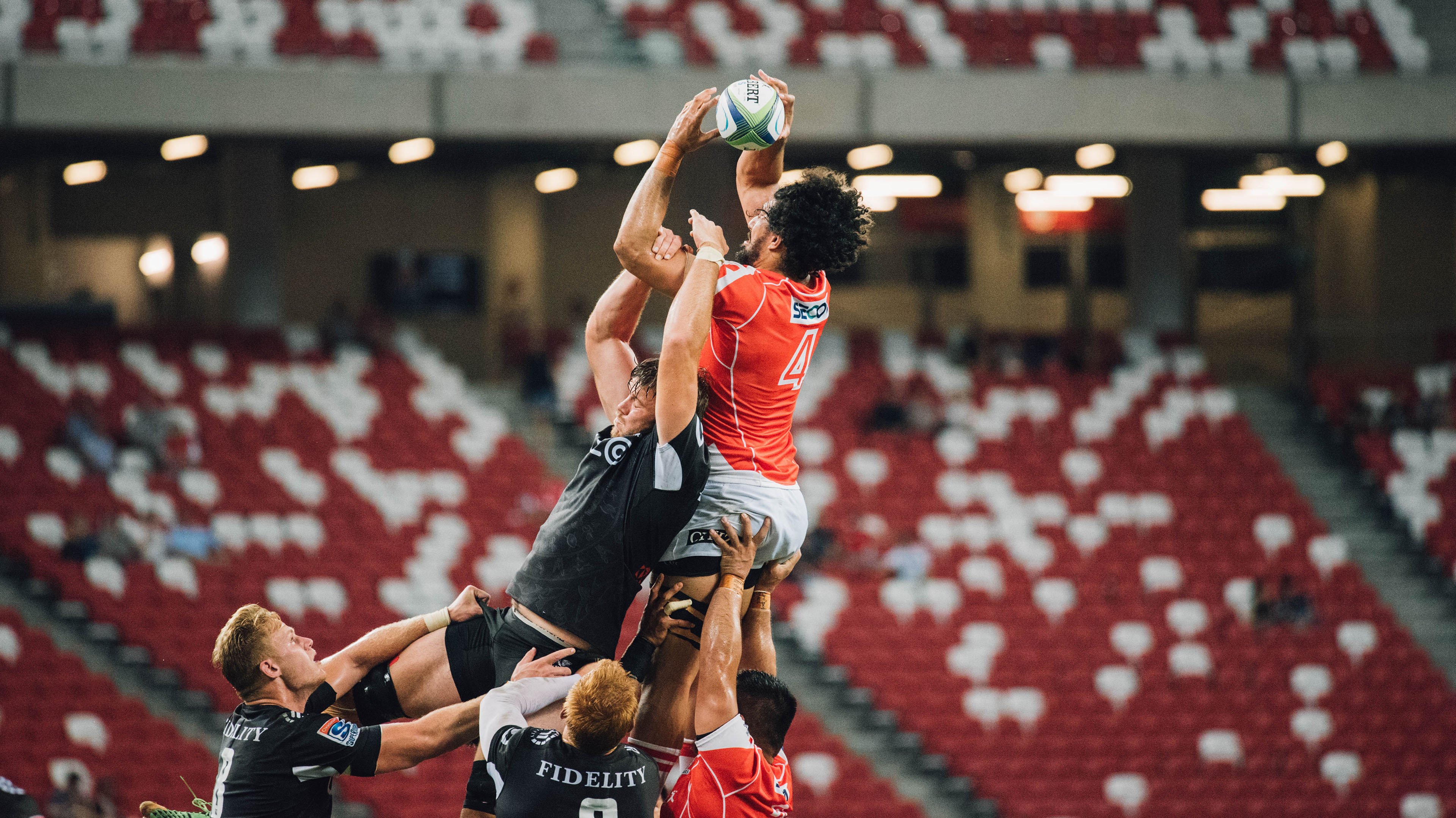 水球比赛摩纳哥女队配合默契,摩纳哥球迷